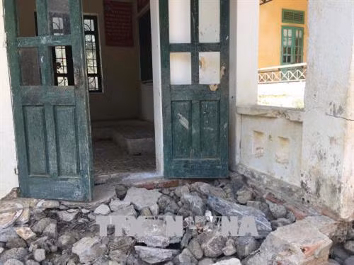 Hàng trăm mét khối đất, đá, cây gỗ lớn nhỏ nằm ngổn ngang, “bao vây” điểm trường. Ảnh: Hoa Mai – TTXVN