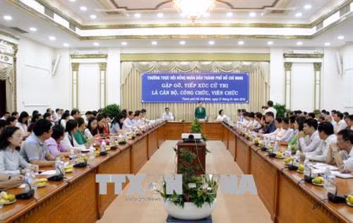 Quang cảnh buổi gặp gỡ, tiếp xúc cử tri. Ảnh: Tiến Lực – TTXVN