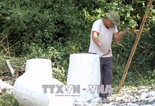 Nghề đục đá tại xã Minh Quang (Chiêm Hóa, Tuyên Quang). Ảnh: Văn Tý - TTXVN