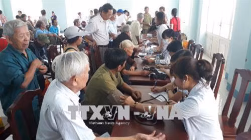 Khám bệnh cho người dân. Ảnh: K GỬIH –TTXVN