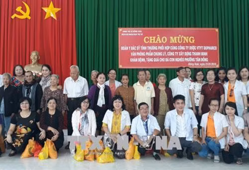 Tặng quà cho các đối tượng là người nghèo, gia đình chính sách ở thị xã Đồng Xoài. Ảnh: K GỬIH –TTXVN