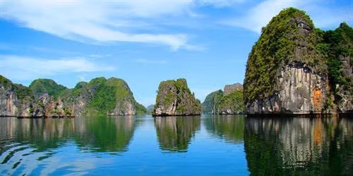 Vịnh Hạ Long- điểm du lịch nổi tiếng ở Việt Nam. Ảnh: TTXVN