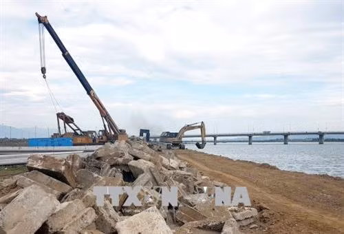 Tỉnh Phú Yên đầu tư gần 56 tỷ đồng để sửa chữa kè bờ Nam thành phố Tuy Hòa. Ảnh: Thế Lập- TTXVN