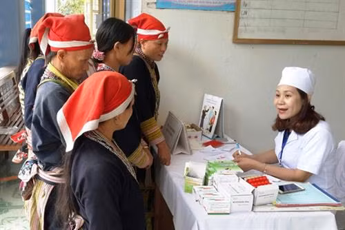 Cán bộ y tế tuyên truyền công tác dân số, kế hoạch hóa gia đình cho phụ nữ vùng cao Lào Cai.. Ảnh: Nguồn baolaocai.vn