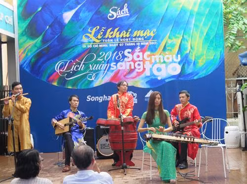 Biểu diễn văn nghệ tại lễ khai mạc triễn lãm