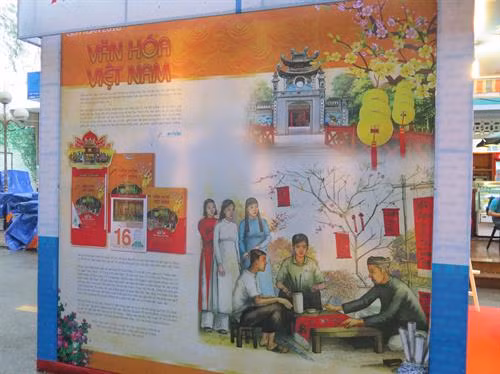 Một số mẫu lịch xuân 2018 được trưng bày tại triển lãm