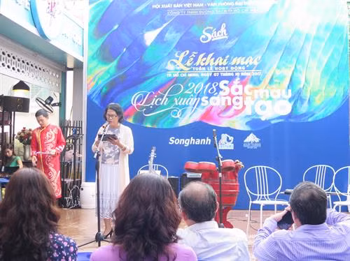 Bà Quách Thu Nguyệt, Phó Giám đốc công ty Đường sách Thành phố Hồ Chí Minh phát biểu tại lễ khai mạc triển lãm