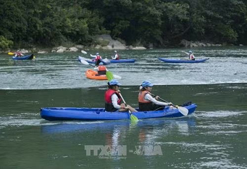 Một đội bơi thuyền kayak chuẩn bị bơi trên sông Quây Sơn trong lễ hội. Ảnh: Trọng Đạt – TTXVN