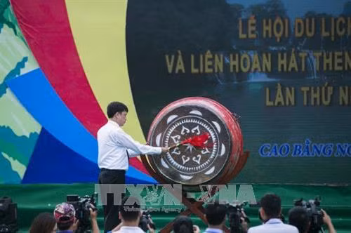 Chủ tịch huyện Trùng Khánh Nguyễn Thành Hải đánh trống khai mạc Lễ hội thác Bản Giốc năm 2017. Ảnh: Trọng Đạt – TTXVN