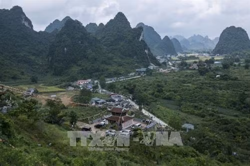 Vẻ đẹp và hùng vỹ thác Bản Giốc và Toàn cảnh lễ hội thác Bản Giốc 2017. Ảnh: Trọng Đạt – TTXVN