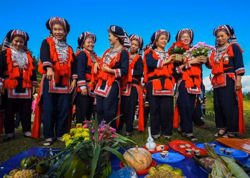 Bàn thờ treo bộ tranh thờ “Tam thanh” - 3 vị thần trong tín ngưỡng người Dao cai quản 3 nơi là Ngọc thanh (thần cai quản trên trời), Thượng thanh (thần cai quản trần gian) và Thái thanh (thần cai quản âm phủ). Theo truyền thuyết, tuy là vua nhưng Bàn Vương vẫn giữ thói quen sống giản dị, gần gũi với thiên nhiên. Ngài luôn căn dặn các con phải chăm chỉ lao động sản xuất. Có một lần, Bàn Vương cùng tùy tùng lên núi săn bắn, đuổi theo một con sơn dương bị thương, chẳng may bị sơn dương húc, ngài ngã vào cây gù hương và mất tại đó. Thi thể Bàn Vương bị vướng trên nhành cây, các con bèn chặt cây làm thân trống, đuổi bắt con sơn dương để lấy da làm trống tế lễ Bàn Vương. Từ đó. cứ đến khoảng tháng 2 Âm lịch hàng năm, con cháu người Dao từ đời này sang đời khác phải nhớ ngày cúng giỗ Bàn Vương, thể hiện sự biết ơn với tổ tiên đã sinh ra họ. Người dân các thôn chuẩn bị lễ vật, chờ đến giờ tốt để dâng lên Bàn Vương. Các thầy cúng bắt đầu thay lễ phục, giúp nhau sửa soạn mũ áo. Chân dung một trong số sáu thầy cúng của buổi lễ. Ông Triệu Chòi Quyên, thầy cúng trong xã, cho biết: "Các thầy cúng sẽ hát những bài ca cúng để nhờ thần linh, thổ địa nghênh đón Bàn Vương xuống đàn, nhận lễ vật của con cháu dâng lên". Sau mỗi lời khấn bằng tiếng Dao, thầy cúng và người dân các thôn cùng quỳ lạy Bàn Vương. Các điệu múa chuông, múa bắt rùa... lần lượt được các thầy cúng thực hiện sau khi mời để tái hiện lại tiểu sử của Bàn Vương năm xưa như vóc dáng, cách hái lượm săn bắn. Việc này theo các thầy cúng vừa để thể hiện ý chí, sức mạnh sinh tồn của người xưa, vừa để nhắc nhở con cháu ngày nay cần cù, chịu khó làm ăn như cha ông trước đây. Theo ông Quyên, vật chày là một trò chơi dân gian thể hiện sức mạnh, sự kết hợp khéo léo, sự bí ẩn của cả người gánh và người vật. Sau khi thầy cúng làm phép nhờ thần linh giúp đỡ, dù rất đông người cùng tham gia nhưng không thể ấn nổi đầu chày chạm đất. Điều này thể hiện việc bản làng năm đó được các vị thần phù hộ, nâng đỡ. Người dân tới dâng lễ và tham gia lễ hội Bàn Vương.