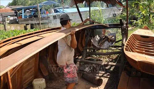 Làng nghề đóng xuồng ở rạch Bà Đài ở xã Long Hậu, huyện Lai Vung, tỉnh Đồng Tháp, cũng vào mùa. Ảnh: Chương Đài - TTXVN Làng nghề đóng xuồng ở rạch Bà Đài ở xã Long Hậu, huyện Lai Vung, tỉnh Đồng Tháp, cũng vào mùa. Ảnh: Chương Đài - TTXVN Nghề "xe ôm" chở xuồng đi tiêu thụ cũng được mùa. Ảnh: Chương Đài - TTXVN Không khí sản xuất tại cơ sở sản xuất lưới Phúc Lộc ở xã Long Hậu, huyện Lai Vung, tỉnh Đồng Tháp. Ảnh: Chương Đài - TTXVN Không khí sản xuất tại cơ sở sản xuất lưới Phúc Lộc ở xã Long Hậu, huyện Lai Vung, tỉnh Đồng Tháp. Ảnh: Chương Đài - TTXVN