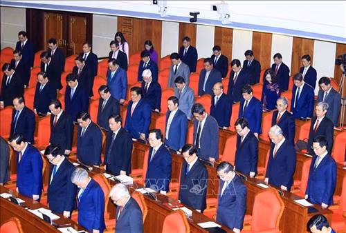 Các đại biểu dành một phút mặc niệm tưởng nhớ nguyên Tổng Bí thư Đỗ Mười và Chủ tịch nước Trần Đại Quang. Ảnh: Thống Nhất – TTXVN