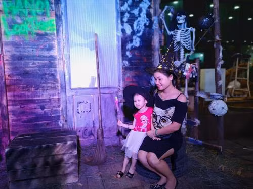 Ở Việt Nam có ngày “xá tội vong nhân” rằm tháng 7, cũng gần giống lễ hội Halloween của phương Tây, với quan niệm là ngày mở cửa địa ngục, các linh hồn được phép lên cõi dương đoàn tụ với gia đình. Trước đây, ngày này mang nhiều ý nghĩa về tôn giáo nhưng hiện nay, lễ hội Halloween đơn thuần là dịp để người lớn, trẻ nhỏ có dịp vui chơi.