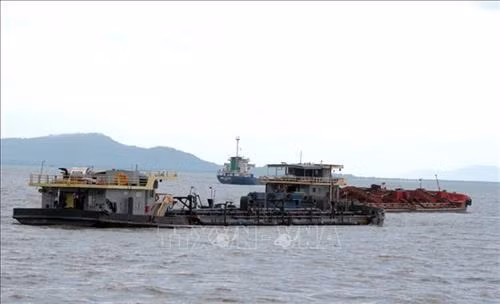 Các xà lan hút cát trái phép trên biển Cần Giờ bị lực lượng Biên phòng phát hiện và bắt giữ. Ảnh: TTXVN phát