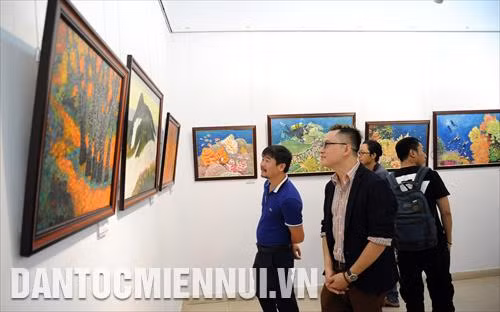 Các tác phẩm tranh được thể hiện một cách sinh động, đa dạng chất liệu, màu sắc. Ảnh: An Hiếu