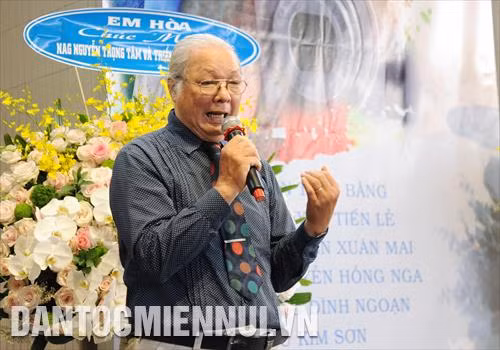 Nhà giáo nhân dân, họa sĩ Huỳnh Văn Mười, Chủ tịch Hội Mỹ thuật Thành phố Hồ Chí Minh phát biểu tại triễn lãm. Ảnh: An Hiếu