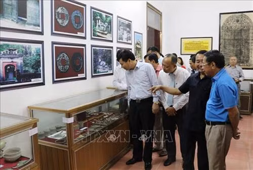 Khách tham quan gian trưng bày. Ảnh: Ninh Đức Phương - TTXVN