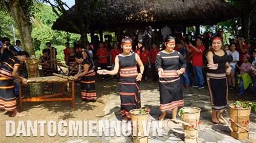 Sau buổi lễ, bà con dân làng cùng nhau vui những điệu múa, bài hát truyền thống mừng lúa mới. Ảnh: Hoàng Hải