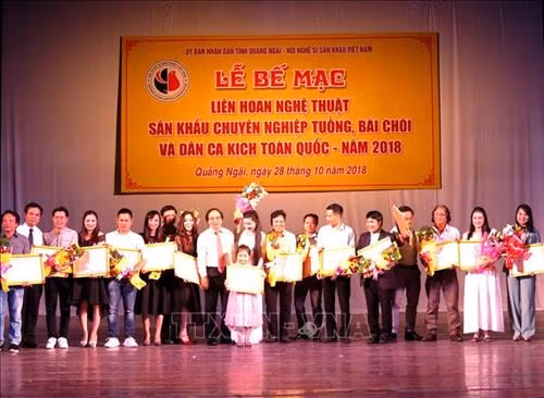 Trao tặng Bằng khen cho các nghệ sĩ đạt giải. Ảnh: Phước Ngọc - TTXVN