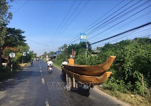Làng nghề đóng xuồng ở rạch Bà Đài ở xã Long Hậu, huyện Lai Vung, tỉnh Đồng Tháp, cũng vào mùa. Ảnh: Chương Đài - TTXVN Làng nghề đóng xuồng ở rạch Bà Đài ở xã Long Hậu, huyện Lai Vung, tỉnh Đồng Tháp, cũng vào mùa. Ảnh: Chương Đài - TTXVN Nghề "xe ôm" chở xuồng đi tiêu thụ cũng được mùa. Ảnh: Chương Đài - TTXVN Không khí sản xuất tại cơ sở sản xuất lưới Phúc Lộc ở xã Long Hậu, huyện Lai Vung, tỉnh Đồng Tháp. Ảnh: Chương Đài - TTXVN Không khí sản xuất tại cơ sở sản xuất lưới Phúc Lộc ở xã Long Hậu, huyện Lai Vung, tỉnh Đồng Tháp. Ảnh: Chương Đài - TTXVN