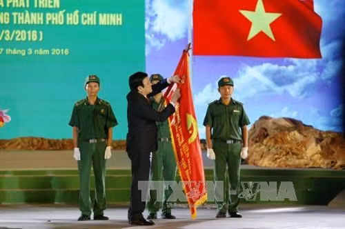 Chủ tịch nước Trương Tấn Sang trao Huân Chương Độc Lập hạng 3 lên lá cờ truyền thống của Lực lượng Thanh niên Xung phong Thành phố Hồ Chí Minh. Ảnh: Thanh Vũ – TTXVN