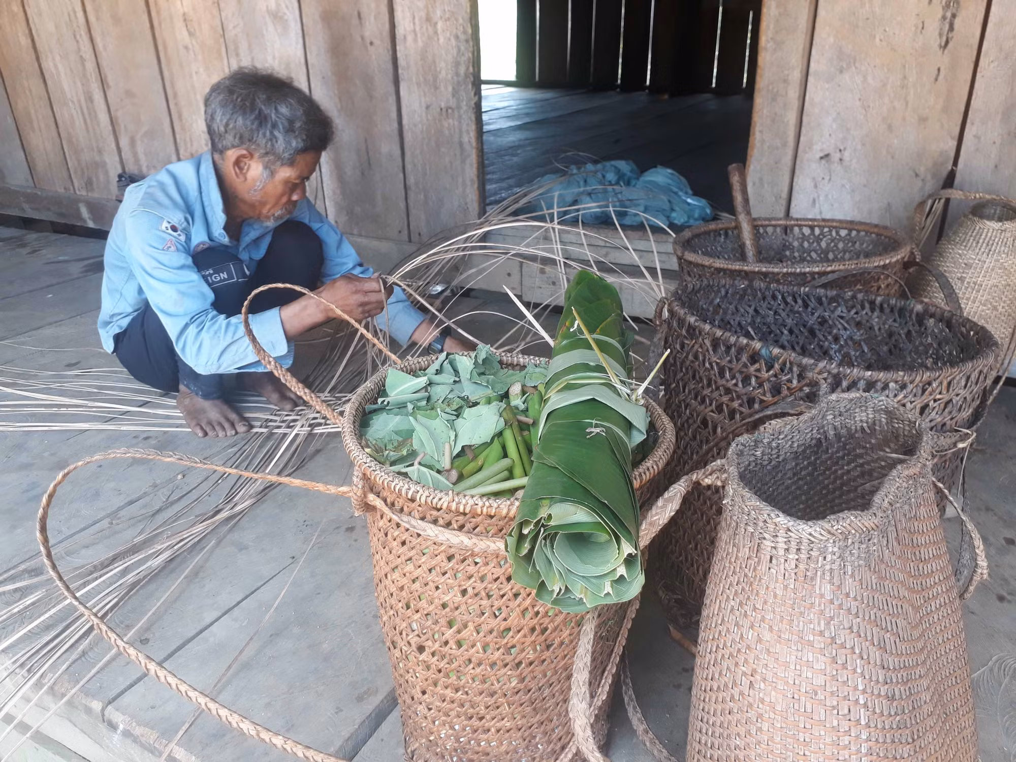 Người Bahnar ở Bình Định gìn giữ nghề đan gùi truyền thống ảnh 2