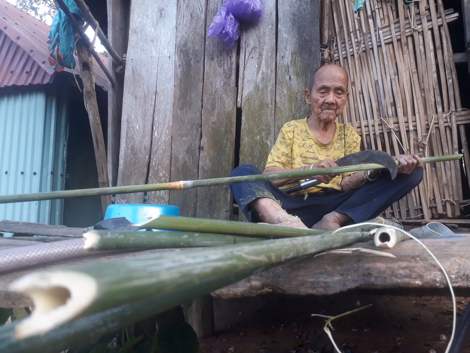 Người Bahnar ở Bình Định gìn giữ nghề đan gùi truyền thống ảnh 3