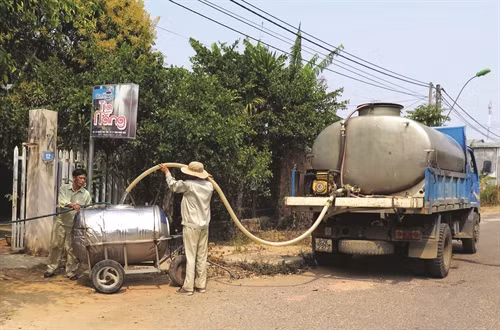 Chở nước sạch đến cung cấp cho đồng bào ở tổ dân phố 3, phường Trần Hưng Đạo, thành phố Kon Tum (Kon Tum)