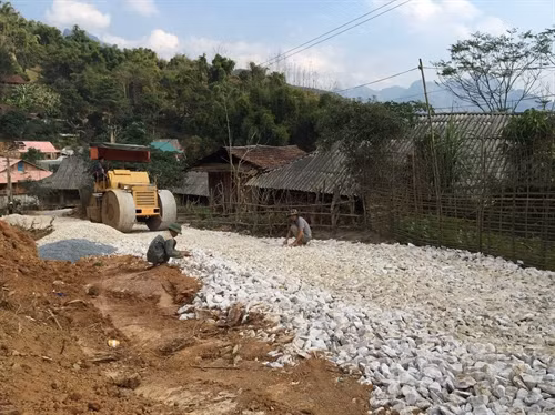Tuyến đường đến trung tâm xã Mường Bám (huyện Thuận Châu) đang gấp rút được hoàn thành