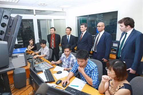 Các đại biểu thăm Trung tâm Truyền hình thông tấn (Vnews). Ảnh: Doãn Tấn - TTXVN