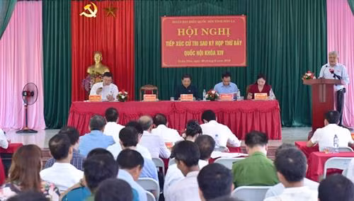 Phó Chủ tịch Thường trực Quốc hội Tòng Thị Phóng tiếp xúc cử tri tại huyện Vân Hồ . Ảnh: daibieunhandan.vn
