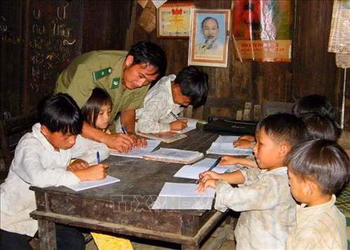 Bác sỹ quân y Bộ đội Biên phòng tỉnh Quảng Nam khám bệnh cho người dân xã biên giới Ga Ry, huyện Tây Giang. Ảnh: Đỗ Trưởng – TTXVN Cán bộ, chiến sỹ Đồn Biên phòng cửa khẩu Quốc tế Tây Trang (Điện Biên) tuyên truyền chủ trương, chính sách cho nhân dân xã Na Ư - địa bàn phức tạp về tệ nạn ma túy. Ảnh: Trần Việt – TTXVN Cán bộ Đồn Biên phòng Huổi Luông (Lai Châu) chủ động, tích cực bám dân, bám bản, tham gia giúp sức cùng đồng bào dân tộc thiểu số sở tại phát triển kinh tế. Ảnh: Việt Hoàng – TTXVN Lực lượng bộ đội và công an hỗ trợ người dân trong vùng đặc biệt nguy hiểm của mưa lũ di dời tài sản đến nơi an toàn tại huyện Văn Chấn, tỉnh Yên Bái. Ảnh: Tuấn Anh –TTXVN Cán bộ Đồn 519 (Bộ đội Biên phòng tỉnh Nghệ An) dạy chữ cho trẻ em dân tộc Mông ở bản Huồi Mới 1, xã Tri Lễ, huyện Quế Phong. Ảnh: TTXVN Cán bộ, chiến sĩ Đồn Biên phòng Huổi Luông (tỉnh Lai Châu) chủ động, tích cực bám dân, bám bản, tham gia giúp sức cùng đồng bào dân tộc thiểu số sở tại phát triển kinh tế. Ảnh: Việt Hoàng – TTXVN Hơn một năm, Thiếu úy Vàng Lao Lừ, Đồn Biên phòng Mường Lạn đã đưa con chữ tới với bản vùng cao xa xôi Co Muông, xã Mường Lạn, huyện Sốp Cộp (Sơn La) để dạy cho học sinh nơi đây. Sau một năm học, 100% các em đều đã biết đọc, biết viết và tính được những phép toán đơn giản. Ảnh: Nguyễn Hồng Cường – TTXVN Cán bộ, chiến sĩ các đơn vị thuộc Quân đoàn 3 giúp nhân dân làng Plei Trớ, xã Chư A Thai, huyện Phú Thiện, tỉnh Gia Lai di chuyển, sắp xếp lại nhà cửa, thực hiện Chương trình mục tiêu quốc gia về xây dựng nông thôn mới của huyện. Ảnh: Hoài Nam – TTXVN Trong sự nghiệp đổi mới, xây dựng và bảo vệ Tổ quốc, công tác dân vận đã hướng vào vận động các tầng lớp nhân dân hăng hái tham gia các phong trào thi đua thực hiện nhiệm vụ phát triển kinh tế - xã hội, củng cố quốc phòng - an ninh, xây dựng hệ thống chính trị. Trong ảnh: Cán bộ, chiến sĩ Đồn Biên phòng Dào San, huyện Phong Thổ, tỉnh Lai Châu thường xuyên xuống bản tuyên truyền cho nhân dân về giữ gìn an ninh trật tự, phương thức phát triển sản xuất, nâng cao năng suất cây trồng, vật nuôi. Ảnh: Công Tuyên – TTXVN Cán bộ, chiến sĩ Đồn Biên phòng Vĩnh Gia (An Giang) giúp dân gặt lúa ở những vùng ngập sâu, máy gặt không thể tiếp cận do ảnh hưởng của lũ. Ảnh: Công Mạo – TTXVN Trưởng Ban Dân vận huyện Tân Uyên, tỉnh Lai Châu (thứ 3 bên trái) cùng cán bộ xã tuyên truyền vận động người dân bản Khau Giếng, xã Hố Mít, huyện Tân Uyên bỏ những phong tục, tập quán lạc hậu, cùng giúp nhau phát triển kinh tế, xóa đói giảm nghèo, chung tay xây dựng nông thôn mới. Ảnh: Quý Trung – TTXVN Cán bộ xã cùng trưởng bản Pá Kim, xã Trung Đồng, huyện Tân Uyên, tỉnh Lai Châu vận động người dân chung tay bảo vệ rừng, không đốt nương bừa bãi gây cháy rừng trong thời tiết hanh khô. Ảnh: Quý Trung – TTXVN Là Bí thư Chi bộ, Trưởng ban công tác Mặt trận thôn và là Phó Đài truyền thanh của xã, anh Đinh Văn Thắng, dân tộc Mường, thôn Nga 3, xã Cúc Phương, huyện Nho Quan (Ninh Bình) phối hợp với các ban, ngành, đoàn thể tuyên truyền, vận động nhân dân xây dựng nếp sống văn minh trong việc cưới, việc tang và lễ hội; từng bước xoá bỏ các phong tục, tập quán lạc hậu, mê tín dị đoan... Ảnh: Minh Đức – TTXVN Đồn Biên phòng Thị Hoa, huyện Hạ Lang, tỉnh Cao Bằng vận động một số tổ chức trong tỉnh đóng góp tiền xây tặng nhà tình nghĩa cho các gia đình chính sách, giúp đồng bào trồng mía, góp phần nâng cao đời sống cho nhân dân nơi đơn vị đóng quân. Ảnh: TTXVN Công ty 75 thuộc Binh đoàn 15 làm tốt công tác dân vận nơi đơn vị đóng quân. Đơn vị đã kết nghĩa 43/43 làng dân tộc tại địa phương, tổ chức thăm hỏi, tặng quà cho đồng bào, đóng góp hàng nghìn công lao động làm đường giao thông, xây dựng nhà rông văn hóa, khám chữa bệnh cho hàng nghìn lượt người... Ảnh: TTXVN