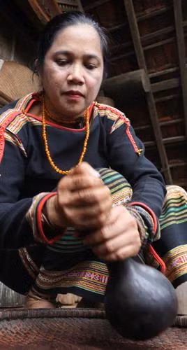 Chị H'Len cho biết, trước đây cà phê thường được bảo quản trong những quả bầu khô để giữ lại hương vị. Khi pha thì cho vào một túi lọc rồi chần qua nước nóng (khoảng 80 độ C), sau đó rót vào ly thưởng thức