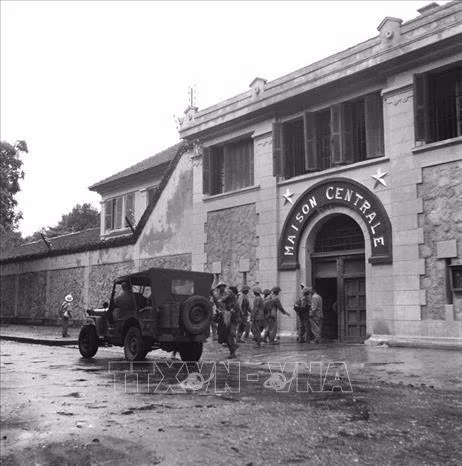 Sáng 9/10/1954, Quân đội nhân dân Việt Nam theo nhiều đường, từ ngoại thành tiến vào Hà Nội, lần lượt tiếp quản ga Hàng Cỏ, Phủ Toàn quyền cũ, khu Đồn Thủy, khu Bờ Hồ, Bắc Bộ phủ... Trong ảnh: Một đơn vị Quân đội nhân dân Việt Nam tiếp quản nhà tù Hỏa Lò, ngày 9/10/1954. Ảnh: Tư liệu TTXVN