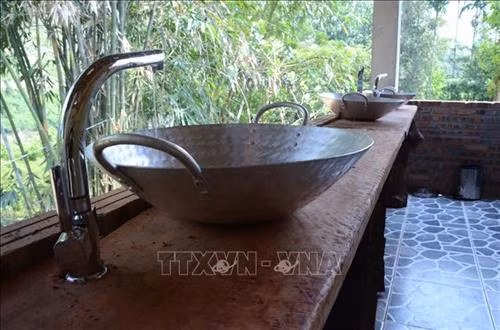 Homestay có cách trang trí nội, ngoại thất hết sức đơn giản, sử dụng nguyên liệu sẵn có tại địa phương như tre, gỗ, đá và các đồ dùng thường ngày của người dân. Ảnh: Quốc Dũng - TTXVN