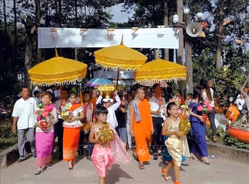 Một đám rước lễ Kathina của đồng bào Khmer Sóc Trăng. Ảnh: Chanh Đa -TTXVN