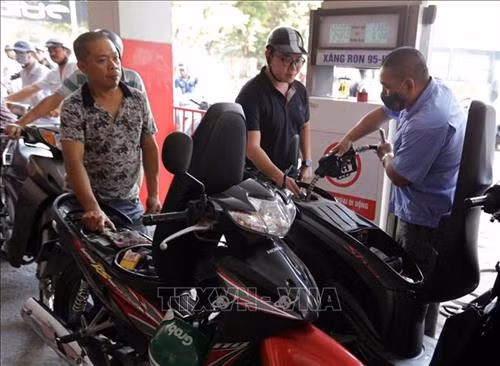 Mua bán xăng, dầu tại một cửa hàng xăng dầu ở Hà Nội sau khi giảm giá. Ảnh: Trần Việt - TTXVN