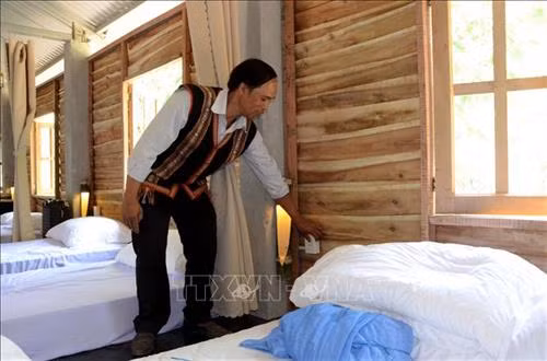 Anh Đinh Văn Như kiểm tra trang thiết bị homestay để sẵn sàng đón khách. Ảnh: Quốc Dũng - TTXVN
