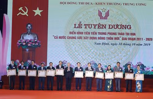 Ủy viên Bộ Chính trị, Thường trực Ban Bí thư Trần Quốc Vượng trao tặng Huân chương Lao động hạng Ba của Chủ tịch nước cho các tỉnh, thành phố. Ủy viên Bộ Chính trị, Phó Thủ tướng Vương Đình Huệ trao tặng Bằng khen của Thủ tướng Chính phủ cho các xã tiêu biểu. Ủy viên Bộ Chính trị, Bí thư Trung ương Đảng, Trưởng Ban Tuyên giáo Trung ương Võ Văn Thưởng trao tặng Huân chương Lao động hạng Ba của Chủ tịch nước cho các huyện, thị xã. Phó Chủ tịch nước Đặng Thị Ngọc Thịnh trao tặng Huân chương Lao động hạng Ba cho các huyện, thị xã. Các đại biểu tham dự buổi lễ.