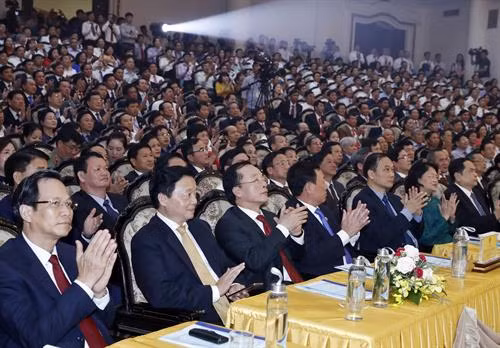 Ủy viên Bộ Chính trị, Thường trực Ban Bí thư Trần Quốc Vượng trao tặng Huân chương Lao động hạng Ba của Chủ tịch nước cho các tỉnh, thành phố. Ủy viên Bộ Chính trị, Phó Thủ tướng Vương Đình Huệ trao tặng Bằng khen của Thủ tướng Chính phủ cho các xã tiêu biểu. Ủy viên Bộ Chính trị, Bí thư Trung ương Đảng, Trưởng Ban Tuyên giáo Trung ương Võ Văn Thưởng trao tặng Huân chương Lao động hạng Ba của Chủ tịch nước cho các huyện, thị xã. Phó Chủ tịch nước Đặng Thị Ngọc Thịnh trao tặng Huân chương Lao động hạng Ba cho các huyện, thị xã. Các đại biểu tham dự buổi lễ.