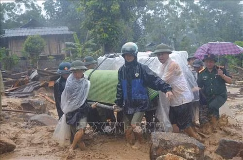 Bác sỹ quân y Bộ đội Biên phòng tỉnh Quảng Nam khám bệnh cho người dân xã biên giới Ga Ry, huyện Tây Giang. Ảnh: Đỗ Trưởng – TTXVN Cán bộ, chiến sỹ Đồn Biên phòng cửa khẩu Quốc tế Tây Trang (Điện Biên) tuyên truyền chủ trương, chính sách cho nhân dân xã Na Ư - địa bàn phức tạp về tệ nạn ma túy. Ảnh: Trần Việt – TTXVN Cán bộ Đồn Biên phòng Huổi Luông (Lai Châu) chủ động, tích cực bám dân, bám bản, tham gia giúp sức cùng đồng bào dân tộc thiểu số sở tại phát triển kinh tế. Ảnh: Việt Hoàng – TTXVN Lực lượng bộ đội và công an hỗ trợ người dân trong vùng đặc biệt nguy hiểm của mưa lũ di dời tài sản đến nơi an toàn tại huyện Văn Chấn, tỉnh Yên Bái. Ảnh: Tuấn Anh –TTXVN Cán bộ Đồn 519 (Bộ đội Biên phòng tỉnh Nghệ An) dạy chữ cho trẻ em dân tộc Mông ở bản Huồi Mới 1, xã Tri Lễ, huyện Quế Phong. Ảnh: TTXVN Cán bộ, chiến sĩ Đồn Biên phòng Huổi Luông (tỉnh Lai Châu) chủ động, tích cực bám dân, bám bản, tham gia giúp sức cùng đồng bào dân tộc thiểu số sở tại phát triển kinh tế. Ảnh: Việt Hoàng – TTXVN Hơn một năm, Thiếu úy Vàng Lao Lừ, Đồn Biên phòng Mường Lạn đã đưa con chữ tới với bản vùng cao xa xôi Co Muông, xã Mường Lạn, huyện Sốp Cộp (Sơn La) để dạy cho học sinh nơi đây. Sau một năm học, 100% các em đều đã biết đọc, biết viết và tính được những phép toán đơn giản. Ảnh: Nguyễn Hồng Cường – TTXVN Cán bộ, chiến sĩ các đơn vị thuộc Quân đoàn 3 giúp nhân dân làng Plei Trớ, xã Chư A Thai, huyện Phú Thiện, tỉnh Gia Lai di chuyển, sắp xếp lại nhà cửa, thực hiện Chương trình mục tiêu quốc gia về xây dựng nông thôn mới của huyện. Ảnh: Hoài Nam – TTXVN Trong sự nghiệp đổi mới, xây dựng và bảo vệ Tổ quốc, công tác dân vận đã hướng vào vận động các tầng lớp nhân dân hăng hái tham gia các phong trào thi đua thực hiện nhiệm vụ phát triển kinh tế - xã hội, củng cố quốc phòng - an ninh, xây dựng hệ thống chính trị. Trong ảnh: Cán bộ, chiến sĩ Đồn Biên phòng Dào San, huyện Phong Thổ, tỉnh Lai Châu thường xuyên xuống bản tuyên truyền cho nhân dân về giữ gìn an ninh trật tự, phương thức phát triển sản xuất, nâng cao năng suất cây trồng, vật nuôi. Ảnh: Công Tuyên – TTXVN Cán bộ, chiến sĩ Đồn Biên phòng Vĩnh Gia (An Giang) giúp dân gặt lúa ở những vùng ngập sâu, máy gặt không thể tiếp cận do ảnh hưởng của lũ. Ảnh: Công Mạo – TTXVN Trưởng Ban Dân vận huyện Tân Uyên, tỉnh Lai Châu (thứ 3 bên trái) cùng cán bộ xã tuyên truyền vận động người dân bản Khau Giếng, xã Hố Mít, huyện Tân Uyên bỏ những phong tục, tập quán lạc hậu, cùng giúp nhau phát triển kinh tế, xóa đói giảm nghèo, chung tay xây dựng nông thôn mới. Ảnh: Quý Trung – TTXVN Cán bộ xã cùng trưởng bản Pá Kim, xã Trung Đồng, huyện Tân Uyên, tỉnh Lai Châu vận động người dân chung tay bảo vệ rừng, không đốt nương bừa bãi gây cháy rừng trong thời tiết hanh khô. Ảnh: Quý Trung – TTXVN Là Bí thư Chi bộ, Trưởng ban công tác Mặt trận thôn và là Phó Đài truyền thanh của xã, anh Đinh Văn Thắng, dân tộc Mường, thôn Nga 3, xã Cúc Phương, huyện Nho Quan (Ninh Bình) phối hợp với các ban, ngành, đoàn thể tuyên truyền, vận động nhân dân xây dựng nếp sống văn minh trong việc cưới, việc tang và lễ hội; từng bước xoá bỏ các phong tục, tập quán lạc hậu, mê tín dị đoan... Ảnh: Minh Đức – TTXVN Đồn Biên phòng Thị Hoa, huyện Hạ Lang, tỉnh Cao Bằng vận động một số tổ chức trong tỉnh đóng góp tiền xây tặng nhà tình nghĩa cho các gia đình chính sách, giúp đồng bào trồng mía, góp phần nâng cao đời sống cho nhân dân nơi đơn vị đóng quân. Ảnh: TTXVN Công ty 75 thuộc Binh đoàn 15 làm tốt công tác dân vận nơi đơn vị đóng quân. Đơn vị đã kết nghĩa 43/43 làng dân tộc tại địa phương, tổ chức thăm hỏi, tặng quà cho đồng bào, đóng góp hàng nghìn công lao động làm đường giao thông, xây dựng nhà rông văn hóa, khám chữa bệnh cho hàng nghìn lượt người... Ảnh: TTXVN