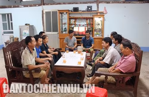 Cán bộ Ủy ban Mặt trận Tổ quốc xã Thể Dục vận động nhân dân xóm Bản Nùng 1 chấp hành tốt chủ trương chính sách của Đảng, pháp luật của Nhà nước. Ảnh: Chu Hiệu