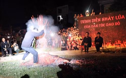 Vũ điệu nhảy lửa. Ảnh: Quang Đán – TTXVN