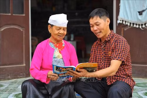 Bác sỹ quân y Bộ đội Biên phòng tỉnh Quảng Nam khám bệnh cho người dân xã biên giới Ga Ry, huyện Tây Giang. Ảnh: Đỗ Trưởng – TTXVN Cán bộ, chiến sỹ Đồn Biên phòng cửa khẩu Quốc tế Tây Trang (Điện Biên) tuyên truyền chủ trương, chính sách cho nhân dân xã Na Ư - địa bàn phức tạp về tệ nạn ma túy. Ảnh: Trần Việt – TTXVN Cán bộ Đồn Biên phòng Huổi Luông (Lai Châu) chủ động, tích cực bám dân, bám bản, tham gia giúp sức cùng đồng bào dân tộc thiểu số sở tại phát triển kinh tế. Ảnh: Việt Hoàng – TTXVN Lực lượng bộ đội và công an hỗ trợ người dân trong vùng đặc biệt nguy hiểm của mưa lũ di dời tài sản đến nơi an toàn tại huyện Văn Chấn, tỉnh Yên Bái. Ảnh: Tuấn Anh –TTXVN Cán bộ Đồn 519 (Bộ đội Biên phòng tỉnh Nghệ An) dạy chữ cho trẻ em dân tộc Mông ở bản Huồi Mới 1, xã Tri Lễ, huyện Quế Phong. Ảnh: TTXVN Cán bộ, chiến sĩ Đồn Biên phòng Huổi Luông (tỉnh Lai Châu) chủ động, tích cực bám dân, bám bản, tham gia giúp sức cùng đồng bào dân tộc thiểu số sở tại phát triển kinh tế. Ảnh: Việt Hoàng – TTXVN Hơn một năm, Thiếu úy Vàng Lao Lừ, Đồn Biên phòng Mường Lạn đã đưa con chữ tới với bản vùng cao xa xôi Co Muông, xã Mường Lạn, huyện Sốp Cộp (Sơn La) để dạy cho học sinh nơi đây. Sau một năm học, 100% các em đều đã biết đọc, biết viết và tính được những phép toán đơn giản. Ảnh: Nguyễn Hồng Cường – TTXVN Cán bộ, chiến sĩ các đơn vị thuộc Quân đoàn 3 giúp nhân dân làng Plei Trớ, xã Chư A Thai, huyện Phú Thiện, tỉnh Gia Lai di chuyển, sắp xếp lại nhà cửa, thực hiện Chương trình mục tiêu quốc gia về xây dựng nông thôn mới của huyện. Ảnh: Hoài Nam – TTXVN Trong sự nghiệp đổi mới, xây dựng và bảo vệ Tổ quốc, công tác dân vận đã hướng vào vận động các tầng lớp nhân dân hăng hái tham gia các phong trào thi đua thực hiện nhiệm vụ phát triển kinh tế - xã hội, củng cố quốc phòng - an ninh, xây dựng hệ thống chính trị. Trong ảnh: Cán bộ, chiến sĩ Đồn Biên phòng Dào San, huyện Phong Thổ, tỉnh Lai Châu thường xuyên xuống bản tuyên truyền cho nhân dân về giữ gìn an ninh trật tự, phương thức phát triển sản xuất, nâng cao năng suất cây trồng, vật nuôi. Ảnh: Công Tuyên – TTXVN Cán bộ, chiến sĩ Đồn Biên phòng Vĩnh Gia (An Giang) giúp dân gặt lúa ở những vùng ngập sâu, máy gặt không thể tiếp cận do ảnh hưởng của lũ. Ảnh: Công Mạo – TTXVN Trưởng Ban Dân vận huyện Tân Uyên, tỉnh Lai Châu (thứ 3 bên trái) cùng cán bộ xã tuyên truyền vận động người dân bản Khau Giếng, xã Hố Mít, huyện Tân Uyên bỏ những phong tục, tập quán lạc hậu, cùng giúp nhau phát triển kinh tế, xóa đói giảm nghèo, chung tay xây dựng nông thôn mới. Ảnh: Quý Trung – TTXVN Cán bộ xã cùng trưởng bản Pá Kim, xã Trung Đồng, huyện Tân Uyên, tỉnh Lai Châu vận động người dân chung tay bảo vệ rừng, không đốt nương bừa bãi gây cháy rừng trong thời tiết hanh khô. Ảnh: Quý Trung – TTXVN Là Bí thư Chi bộ, Trưởng ban công tác Mặt trận thôn và là Phó Đài truyền thanh của xã, anh Đinh Văn Thắng, dân tộc Mường, thôn Nga 3, xã Cúc Phương, huyện Nho Quan (Ninh Bình) phối hợp với các ban, ngành, đoàn thể tuyên truyền, vận động nhân dân xây dựng nếp sống văn minh trong việc cưới, việc tang và lễ hội; từng bước xoá bỏ các phong tục, tập quán lạc hậu, mê tín dị đoan... Ảnh: Minh Đức – TTXVN Đồn Biên phòng Thị Hoa, huyện Hạ Lang, tỉnh Cao Bằng vận động một số tổ chức trong tỉnh đóng góp tiền xây tặng nhà tình nghĩa cho các gia đình chính sách, giúp đồng bào trồng mía, góp phần nâng cao đời sống cho nhân dân nơi đơn vị đóng quân. Ảnh: TTXVN Công ty 75 thuộc Binh đoàn 15 làm tốt công tác dân vận nơi đơn vị đóng quân. Đơn vị đã kết nghĩa 43/43 làng dân tộc tại địa phương, tổ chức thăm hỏi, tặng quà cho đồng bào, đóng góp hàng nghìn công lao động làm đường giao thông, xây dựng nhà rông văn hóa, khám chữa bệnh cho hàng nghìn lượt người... Ảnh: TTXVN