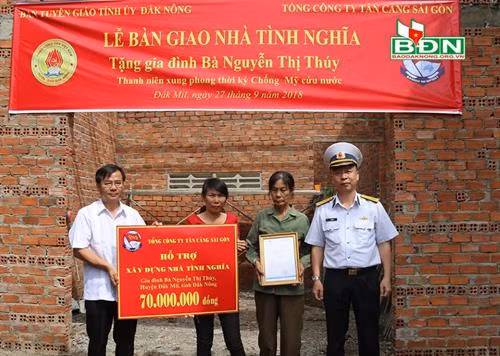 Trao quyết định và biểu trưng hỗ trợ tiền làm nhà cho gia đình bà Nguyễn Thị Thúy. Ảnh: baodaknong.org.vn