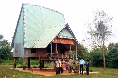 Bác sỹ quân y Bộ đội Biên phòng tỉnh Quảng Nam khám bệnh cho người dân xã biên giới Ga Ry, huyện Tây Giang. Ảnh: Đỗ Trưởng – TTXVN Cán bộ, chiến sỹ Đồn Biên phòng cửa khẩu Quốc tế Tây Trang (Điện Biên) tuyên truyền chủ trương, chính sách cho nhân dân xã Na Ư - địa bàn phức tạp về tệ nạn ma túy. Ảnh: Trần Việt – TTXVN Cán bộ Đồn Biên phòng Huổi Luông (Lai Châu) chủ động, tích cực bám dân, bám bản, tham gia giúp sức cùng đồng bào dân tộc thiểu số sở tại phát triển kinh tế. Ảnh: Việt Hoàng – TTXVN Lực lượng bộ đội và công an hỗ trợ người dân trong vùng đặc biệt nguy hiểm của mưa lũ di dời tài sản đến nơi an toàn tại huyện Văn Chấn, tỉnh Yên Bái. Ảnh: Tuấn Anh –TTXVN Cán bộ Đồn 519 (Bộ đội Biên phòng tỉnh Nghệ An) dạy chữ cho trẻ em dân tộc Mông ở bản Huồi Mới 1, xã Tri Lễ, huyện Quế Phong. Ảnh: TTXVN Cán bộ, chiến sĩ Đồn Biên phòng Huổi Luông (tỉnh Lai Châu) chủ động, tích cực bám dân, bám bản, tham gia giúp sức cùng đồng bào dân tộc thiểu số sở tại phát triển kinh tế. Ảnh: Việt Hoàng – TTXVN Hơn một năm, Thiếu úy Vàng Lao Lừ, Đồn Biên phòng Mường Lạn đã đưa con chữ tới với bản vùng cao xa xôi Co Muông, xã Mường Lạn, huyện Sốp Cộp (Sơn La) để dạy cho học sinh nơi đây. Sau một năm học, 100% các em đều đã biết đọc, biết viết và tính được những phép toán đơn giản. Ảnh: Nguyễn Hồng Cường – TTXVN Cán bộ, chiến sĩ các đơn vị thuộc Quân đoàn 3 giúp nhân dân làng Plei Trớ, xã Chư A Thai, huyện Phú Thiện, tỉnh Gia Lai di chuyển, sắp xếp lại nhà cửa, thực hiện Chương trình mục tiêu quốc gia về xây dựng nông thôn mới của huyện. Ảnh: Hoài Nam – TTXVN Trong sự nghiệp đổi mới, xây dựng và bảo vệ Tổ quốc, công tác dân vận đã hướng vào vận động các tầng lớp nhân dân hăng hái tham gia các phong trào thi đua thực hiện nhiệm vụ phát triển kinh tế - xã hội, củng cố quốc phòng - an ninh, xây dựng hệ thống chính trị. Trong ảnh: Cán bộ, chiến sĩ Đồn Biên phòng Dào San, huyện Phong Thổ, tỉnh Lai Châu thường xuyên xuống bản tuyên truyền cho nhân dân về giữ gìn an ninh trật tự, phương thức phát triển sản xuất, nâng cao năng suất cây trồng, vật nuôi. Ảnh: Công Tuyên – TTXVN Cán bộ, chiến sĩ Đồn Biên phòng Vĩnh Gia (An Giang) giúp dân gặt lúa ở những vùng ngập sâu, máy gặt không thể tiếp cận do ảnh hưởng của lũ. Ảnh: Công Mạo – TTXVN Trưởng Ban Dân vận huyện Tân Uyên, tỉnh Lai Châu (thứ 3 bên trái) cùng cán bộ xã tuyên truyền vận động người dân bản Khau Giếng, xã Hố Mít, huyện Tân Uyên bỏ những phong tục, tập quán lạc hậu, cùng giúp nhau phát triển kinh tế, xóa đói giảm nghèo, chung tay xây dựng nông thôn mới. Ảnh: Quý Trung – TTXVN Cán bộ xã cùng trưởng bản Pá Kim, xã Trung Đồng, huyện Tân Uyên, tỉnh Lai Châu vận động người dân chung tay bảo vệ rừng, không đốt nương bừa bãi gây cháy rừng trong thời tiết hanh khô. Ảnh: Quý Trung – TTXVN Là Bí thư Chi bộ, Trưởng ban công tác Mặt trận thôn và là Phó Đài truyền thanh của xã, anh Đinh Văn Thắng, dân tộc Mường, thôn Nga 3, xã Cúc Phương, huyện Nho Quan (Ninh Bình) phối hợp với các ban, ngành, đoàn thể tuyên truyền, vận động nhân dân xây dựng nếp sống văn minh trong việc cưới, việc tang và lễ hội; từng bước xoá bỏ các phong tục, tập quán lạc hậu, mê tín dị đoan... Ảnh: Minh Đức – TTXVN Đồn Biên phòng Thị Hoa, huyện Hạ Lang, tỉnh Cao Bằng vận động một số tổ chức trong tỉnh đóng góp tiền xây tặng nhà tình nghĩa cho các gia đình chính sách, giúp đồng bào trồng mía, góp phần nâng cao đời sống cho nhân dân nơi đơn vị đóng quân. Ảnh: TTXVN Công ty 75 thuộc Binh đoàn 15 làm tốt công tác dân vận nơi đơn vị đóng quân. Đơn vị đã kết nghĩa 43/43 làng dân tộc tại địa phương, tổ chức thăm hỏi, tặng quà cho đồng bào, đóng góp hàng nghìn công lao động làm đường giao thông, xây dựng nhà rông văn hóa, khám chữa bệnh cho hàng nghìn lượt người... Ảnh: TTXVN