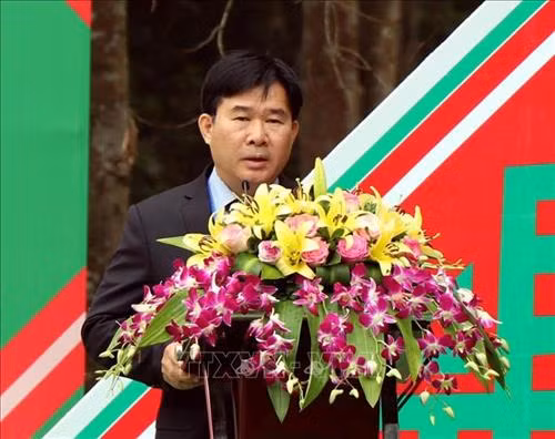 Ông Nông Quốc Thành, Phó Cục trưởng Cục Di sản Văn hóa (Bộ Văn hóa, Thể thao và Du lịch) công bố quyết định của Bộ trưởng Bộ Văn hóa, Thể thao và Du lịch công nhận Nghệ thuật trang trí trên trang phục truyền thống của người Dao đỏ là Di sản văn hóa phi vật thể Quốc gia. Ảnh: Quang Đán – TTXVN