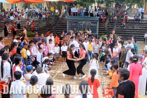 Học sinh Trường tiểu học và trung học cơ sở Đông Sang, xã Đông Sang, huyện Mộc Châu (Sơn La) tham gia nhảy sạp chào mừng Lễ khai giảng năm học mới 2019 – 2020. Ảnh: Quang Quyết Đồng bào dân tộc ở xã Tiên Nguyên, huyện Quang Bình (Hà Giang) trong trang phục truyền thống đưa con em đến trường. Ảnh: Minh Tâm Giáo viên Trường phổ thông dân tộc bán trú tiểu học Nậm Xe, huyện Phong Thổ (Lai Châu) xuống bản vận động và trực tiếp đưa các em học sinh đến dự lễ khai giảng năm học mới. Ảnh: Công Tuyên Hình ảnh cắt tóc đầy cảm động tại Lễ khai giảng Trường tiểu học Nguyễn Văn Trỗi ở xã Thống Nhất, huyện Bù Đăng (Bình Phước). Ảnh: Dương Chí Tưởng Công ty Điện lực Đắk Lắk tặng quà cho các em học sinh có hoàn cảnh khó khăn của Trường trung học cơ sở Lê Quý Đôn, xã Ya Tờ Mốt, huyện biên giới Ea Súp (Đắk Lắk). Ảnh: Tuấn Anh