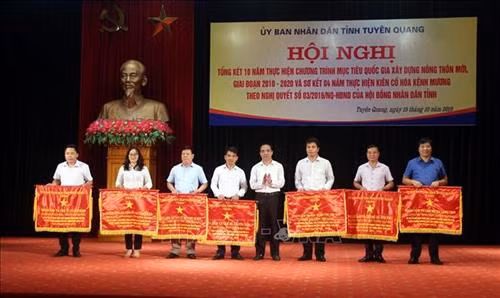 Ông Chẩu Văn Lâm, Bí thư Tỉnh ủy Tuyên Quang tặng Cờ thi đua cho các tập thể có thành tích xuất sắc trong phong trào thi đua Tuyên Quang chung sức xây dựng nông thôn mới, giai đoạn 2016-2020. Ảnh: Quang Cường – TTXVN.